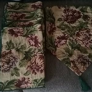 4 vintage placemats and 1accessory with tassel.